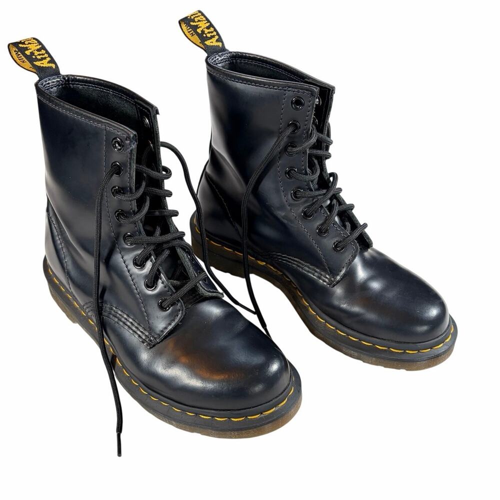 Dr Martens Womens 1460 classic black combat boots. Smooth leather lace up Size 6